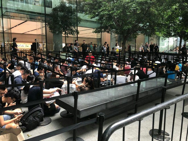 Singapore: Thanh niên lũ lượt camp iPhone XS trước 20 tiếng, một mét vuông bốn chú ngồi chung - Ảnh 11.