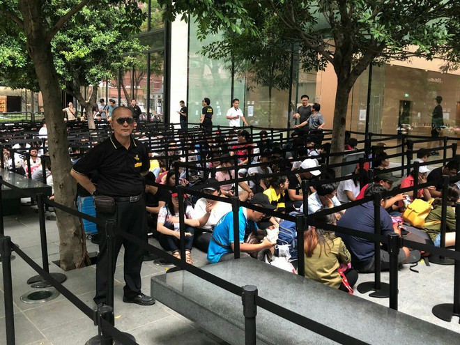 Singapore: Thanh niên lũ lượt camp iPhone XS trước 20 tiếng, một mét vuông bốn chú ngồi chung - Ảnh 12.
