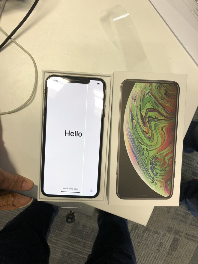 iPhone XS Max vừa mở hộp đã bị lỗi sọc màn hình - Ảnh 1.