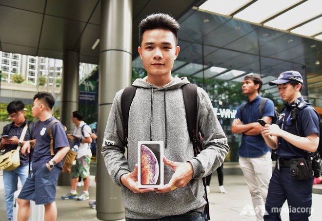Fanboy Apple từ Việt Nam xếp hàng 24 tiếng để mua iPhone XS lên báo nước ngoài: Mình không thấy mệt tí gì cả! - Ảnh 1.