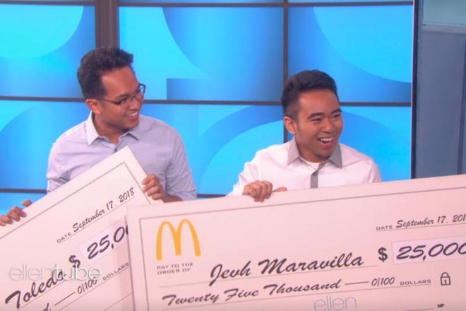Hai anh chàng treo ảnh của chính mình trong quán McDonald gần hai tháng mà không ai phát hiện vừa được chính McDonald cảm ơn và tặng 50.000 USD - Ảnh 2.