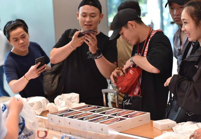 Fanboy Apple từ Việt Nam xếp hàng 24 tiếng để mua iPhone XS lên báo nước ngoài: Mình không thấy mệt tí gì cả! - Ảnh 8.