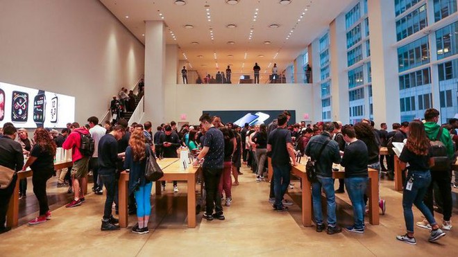 Đợt mở bán iPhone năm nay không còn như ngày hội nhưng cũng đủ đông vui để thấy Apple chưa bao giờ hết hấp dẫn - Ảnh 35.
