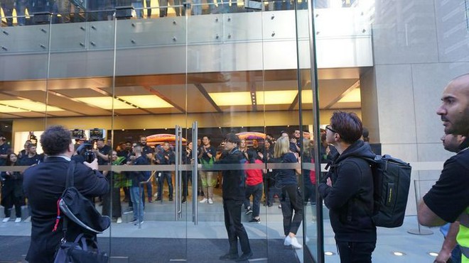 Đợt mở bán iPhone năm nay không còn như ngày hội nhưng cũng đủ đông vui để thấy Apple chưa bao giờ hết hấp dẫn - Ảnh 8.