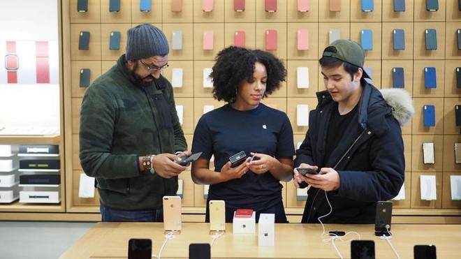 Đợt mở bán iPhone năm nay không còn như ngày hội nhưng cũng đủ đông vui để thấy Apple chưa bao giờ hết hấp dẫn - Ảnh 1.