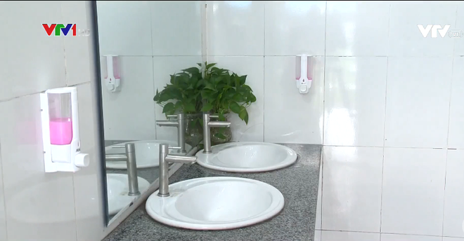 Nhà vệ sinh xịn như khách sạn 5 sao của học sinh Quảng Ninh: Bên ngoài là dàn hoa ngát hương, bước vào trong nhạc du dương tự động bật - Ảnh 2.