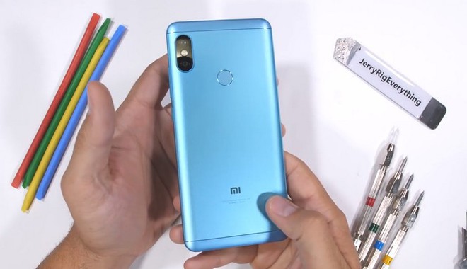 Tra tấn Xiaomi Redmi Note 5 Pro với dao, lửa và bẻ cong: Giá rẻ nhưng độ hoàn thiện không hề rẻ tiền - Ảnh 1.