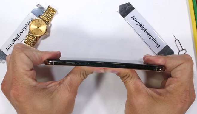 Tra tấn iPhone XS Max bằng cào xước, hơ lửa và bẻ cong: Độ bền tốt nhưng khả năng chống xước không cao - Ảnh 5.