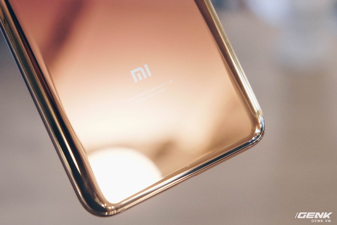 Trên tay Xiaomi Mi 8 Pro: Mi 8 thêm cảm biến vân tay dưới màn hình, màu gradient bắt mắt - Ảnh 13.