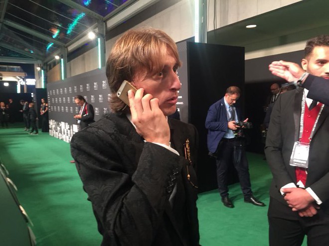 Mặc kệ XS Max, Modric giành giải Cầu thủ xuất sắc nhất năm của FIFA vẫn dùng iPhone 5S - Ảnh 1.
