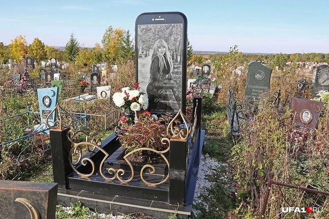 Nga: Cô gái được gia đình dựng bia mộ hình cái iPhone 7 cao một mét rưỡi sau khi qua đời - Ảnh 1.