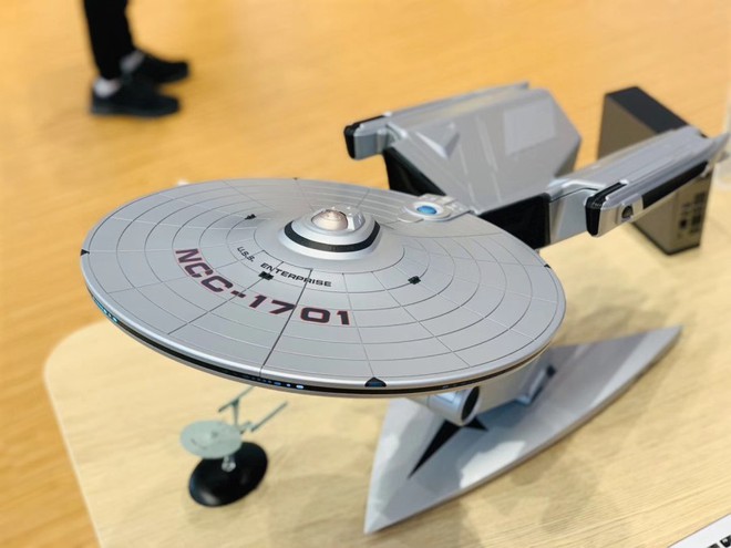 Lenovo ra mắt mẫu máy tính có thiết kế giống hệt tàu vũ trụ U.S.S Enterprise trong Star Trek - Ảnh 2.