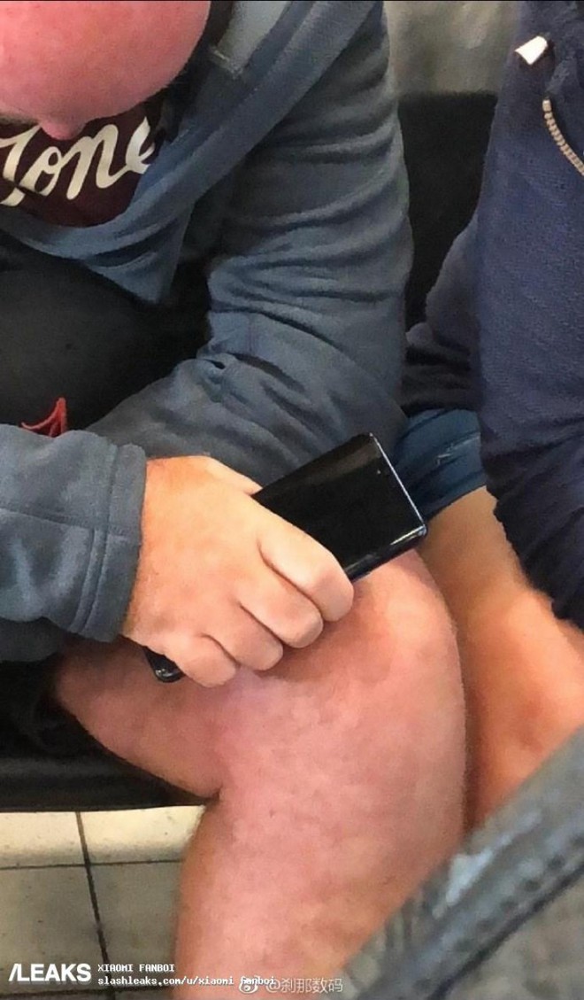 Huawei Mate 20 Pro bằng xương bằng thịt xuất hiện trên tàu điện ngầm - Ảnh 2.