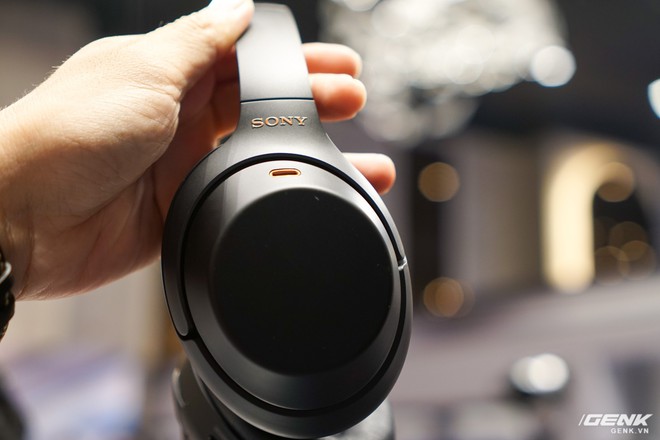 Cận cảnh tai nghe chống ồn WH-1000XM3 vừa ra mắt của Sony: tự động điều chỉnh mức chống ồn và cường độ âm thanh xung quanh, sạc nhanh 10 phút cho 5 giờ nghe, giá 8,49 triệu đồng - Ảnh 3.