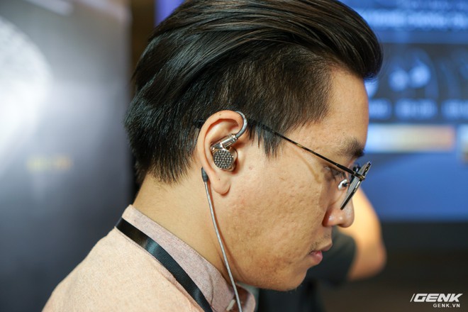 Cận cảnh tai nghe chống ồn WH-1000XM3 vừa ra mắt của Sony: tự động điều chỉnh mức chống ồn và cường độ âm thanh xung quanh, sạc nhanh 10 phút cho 5 giờ nghe, giá 8,49 triệu đồng - Ảnh 10.