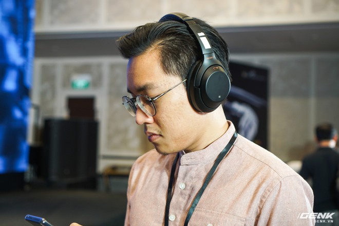Cận cảnh tai nghe chống ồn WH-1000XM3 vừa ra mắt của Sony: tự động điều chỉnh mức chống ồn và cường độ âm thanh xung quanh, sạc nhanh 10 phút cho 5 giờ nghe, giá 8,49 triệu đồng - Ảnh 2.