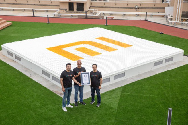 Xiaomi vừa đạt được Kỷ lục Guinness Thế giới đầu tiên với tấm đèn mosaic lớn nhất - Ảnh 1.