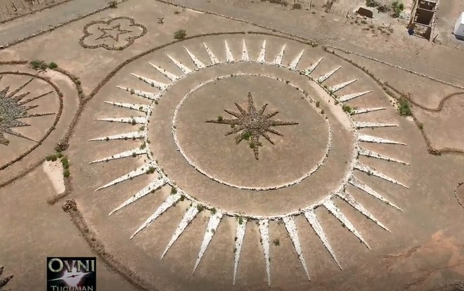 Người đàn ông Thụy Sỹ xây bãi đỗ UFO ngay giữa sa mạc vì nghe thấy lời thỉnh cầu của người ngoài hành tinh - Ảnh 3.