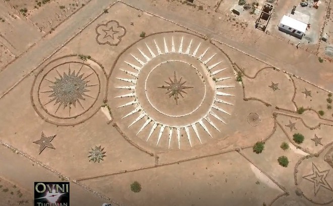 Người đàn ông Thụy Sỹ xây bãi đỗ UFO ngay giữa sa mạc vì nghe thấy lời thỉnh cầu của người ngoài hành tinh - Ảnh 1.