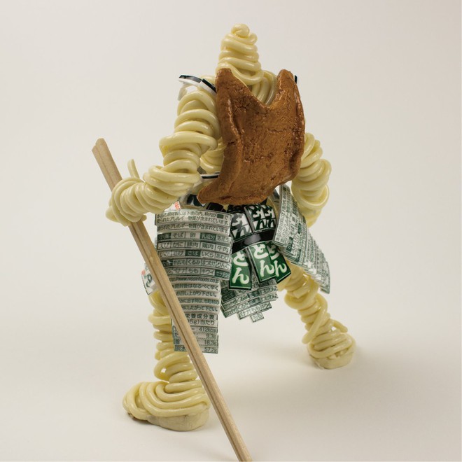 Thích thú với mô hình chiến binh được người nghệ sĩ Nhật Bản tạo nên từ mỳ ăn liền - Ảnh 2.