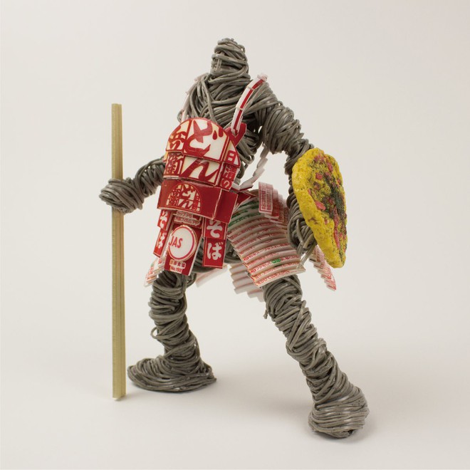 Thích thú với mô hình chiến binh được người nghệ sĩ Nhật Bản tạo nên từ mỳ ăn liền - Ảnh 3.