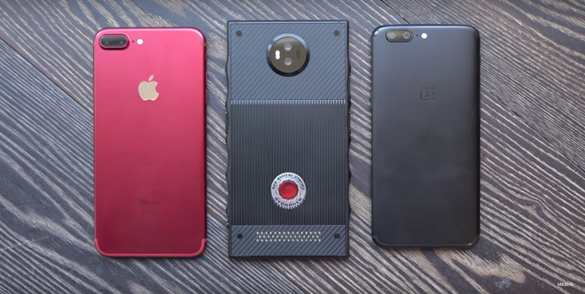 Video trên tay chiếc smartphone Hydrogen One phiên bản gần hoàn chỉnh của Red - Ảnh 1.