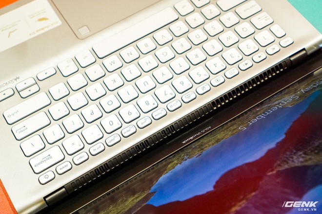 Cận cảnh laptop viền màn hình siêu mỏng VivoBook S13 của Asus: tỉ lệ màn hình/thân máy 89%, nhẹ 1,2 kg, giá gần 14,4 triệu đồng - Ảnh 14.