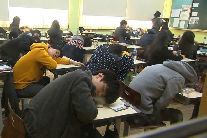 Học sinh ngủ trong lớp đâu phải vì lười, giáo dục nên coi giấc ngủ như một phần trọng tâm - Ảnh 1.