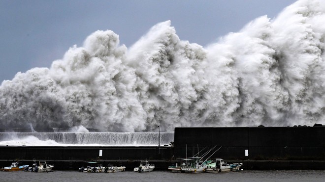 Hình ảnh có thật, nhìn như ngày tận thế trên phim: siêu bão Jebi lớn nhất trong 25 năm qua đổ bộ vào Nhật Bản - Ảnh 1.