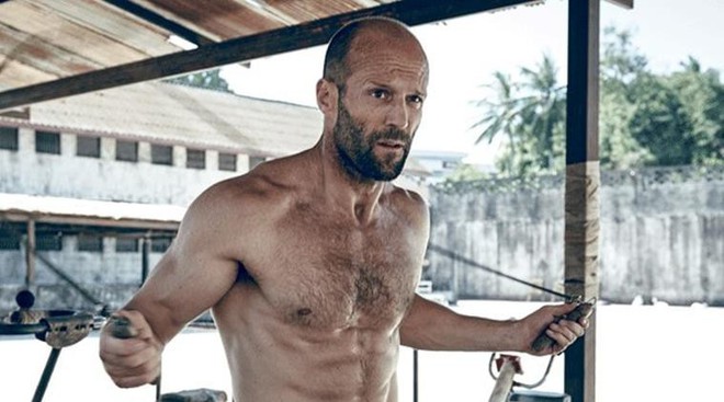 Chắc chắn bạn chưa biết: Trước khi vào vai sát thủ, thợ săn cá mập tiền sử... Jason Statham từng là vận động viên nhảy cầu chuyên nghiệp - Ảnh 1.