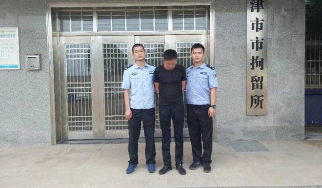 Đang bực lại phải đợi lâu, tài xế Trung Quốc vật đổ cột đèn giao thông rồi bị giam 5 ngày - Ảnh 3.