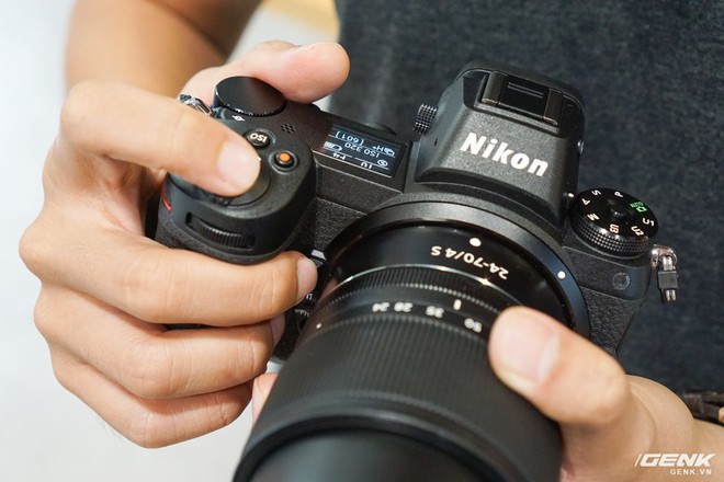 Trên tay nhanh hàng nóng Z7 - Chiếc máy ảnh không gương lật Full-frame đầu tiên của Nikon - Ảnh 7.