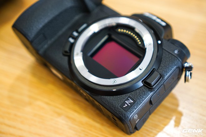 Trên tay nhanh hàng nóng Z7 - Chiếc máy ảnh không gương lật Full-frame đầu tiên của Nikon - Ảnh 4.