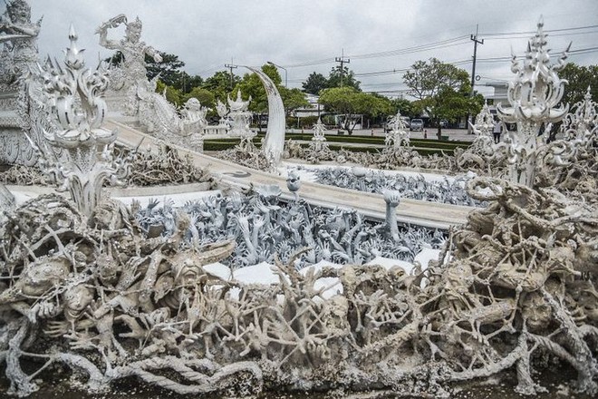 Thăm quan ngôi đền Thái Lan sở hữu cây cầu địa ngục, cánh tay người chết và cổng vào thiên đường - Ảnh 2.