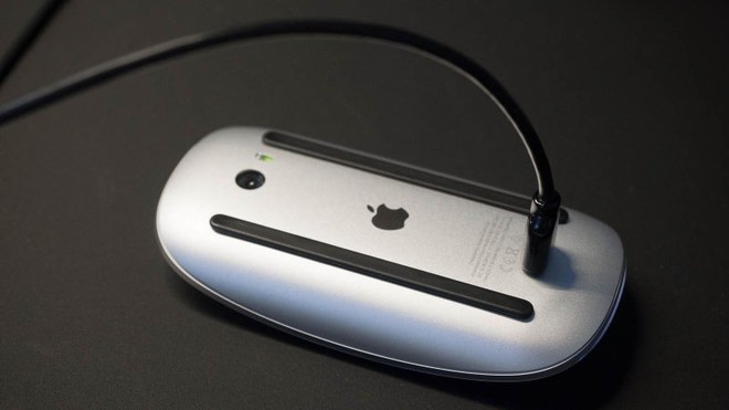  Cách sạc kỳ cục của con chuột không dây Apple Magic Mouse. 