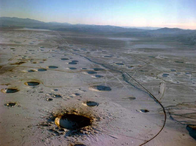  Những hố bom tại Khu vực thử nghiệm Nevada. 