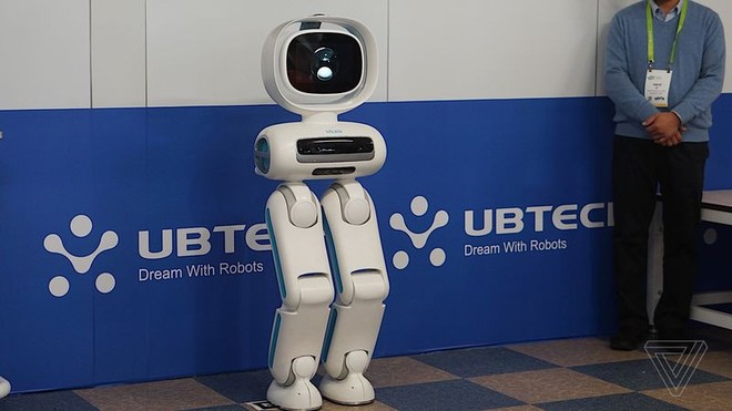 [CES 2018] Ubtech Walker là một chú robot không tay nhưng cực kỳ hay - Ảnh 1.