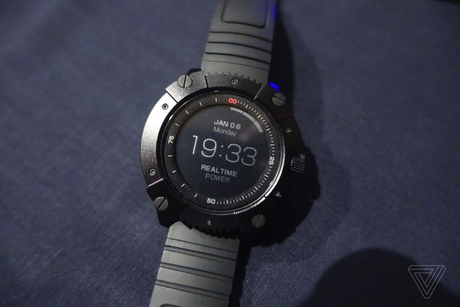 [CES 2018] Chiếc smartwatch này có thể tự sạc bằng nhiệt độ cơ thể của bạn hoặc bằng năng lượng mặt trời - Ảnh 2.