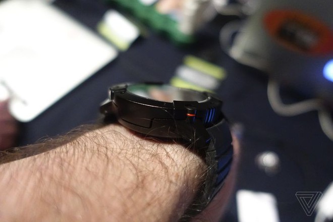 [CES 2018] Chiếc smartwatch này có thể tự sạc bằng nhiệt độ cơ thể của bạn hoặc bằng năng lượng mặt trời - Ảnh 3.