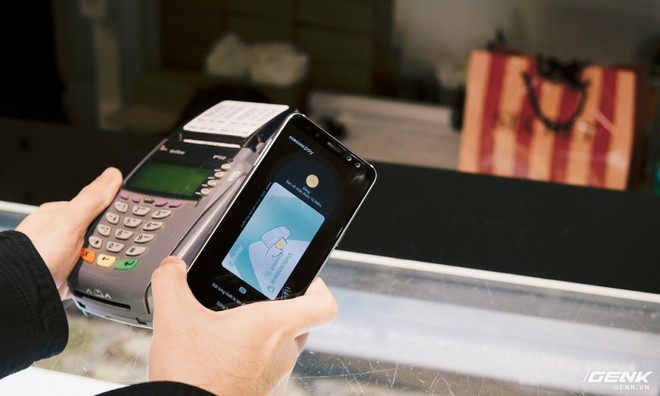  Samsung Pay vượt trội hẳn so với Apple Pay vì hỗ trợ công nghệ MST để dùng thay thế thẻ từ. 