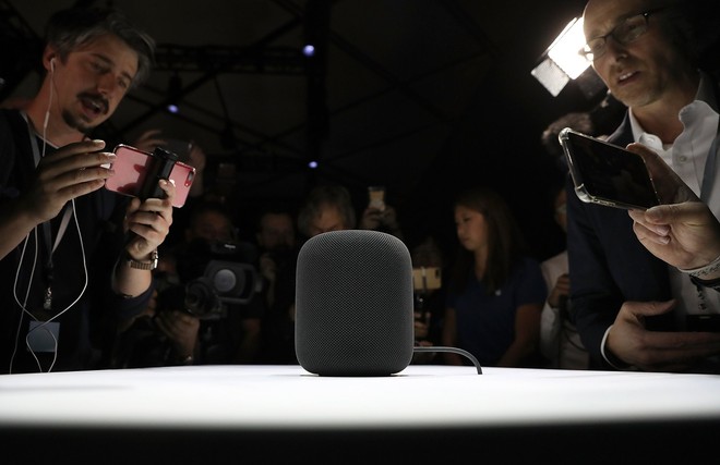  Chiếc HomePod của Apple thu hút giới báo chí, nhưng dường như sản phẩm này khó có thể cạnh tranh được với các sản phẩm loa thông minh của Amazon. 