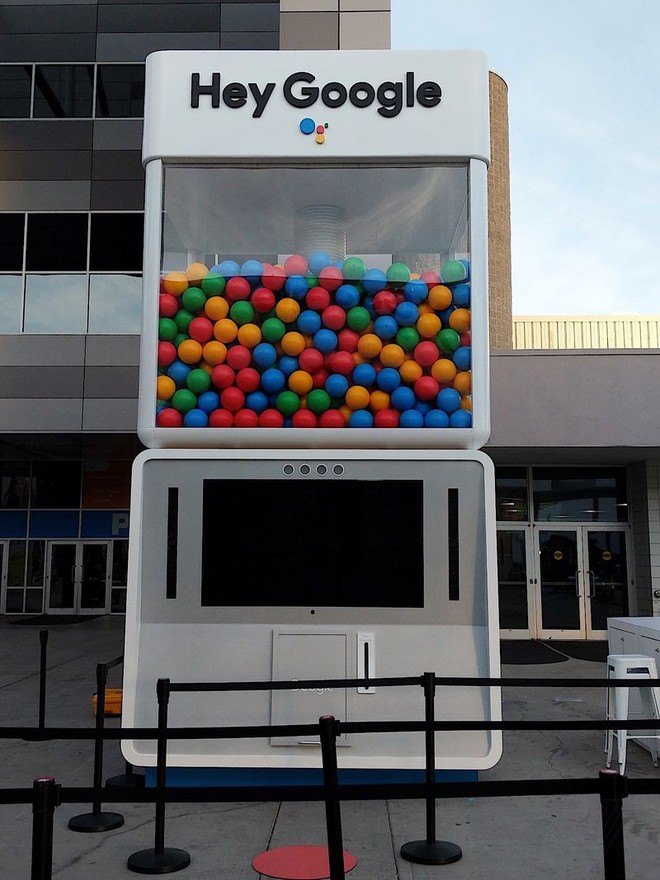 Không biết chiếc máy bán kẹo cao su khổng lồ này dùng để làm gì? 
