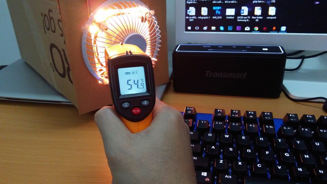  Nhiệt độ của tấm nhôm dẫn nhiệt đang là 55 độ sau 3 phút bật đèn. 