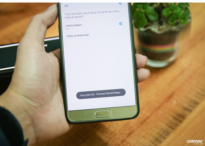  Đặc biệt chiếc loa được trang bị công nghệ NFC giúp kết nối loa với điện thoại nhanh chóng chỉ với thao tác chạm điện thoại vào loa. 