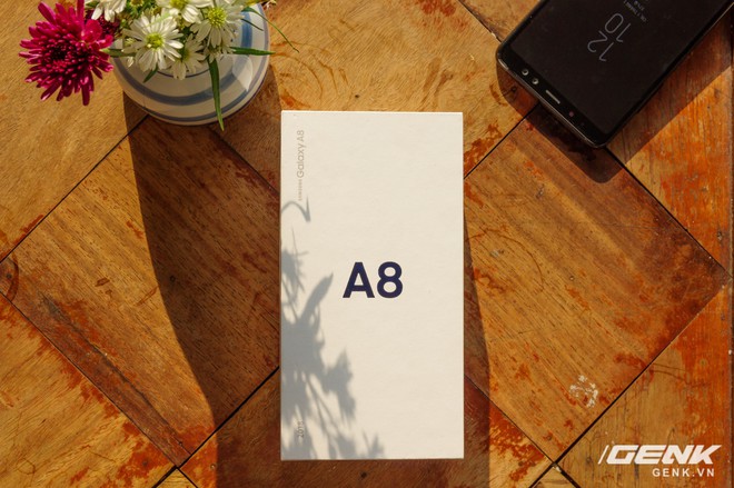 Mở hộp Galaxy A8 (2018) chính hãng giá 10,99 triệu đồng: màu Tím Bạc cực đẹp! - Ảnh 8.