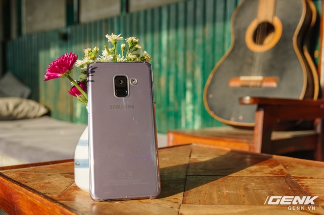 Mở hộp Galaxy A8 (2018) chính hãng giá 10,99 triệu đồng: màu Tím Bạc cực đẹp! - Ảnh 3.
