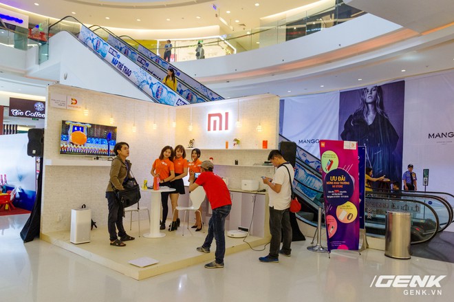  Gian trải nghiệm được Xiaomi đặt ngay tại sảnh của Crescent Mall để khách hàng dễ dàng tham quan và dùng thử các sản phẩm từ hãng 