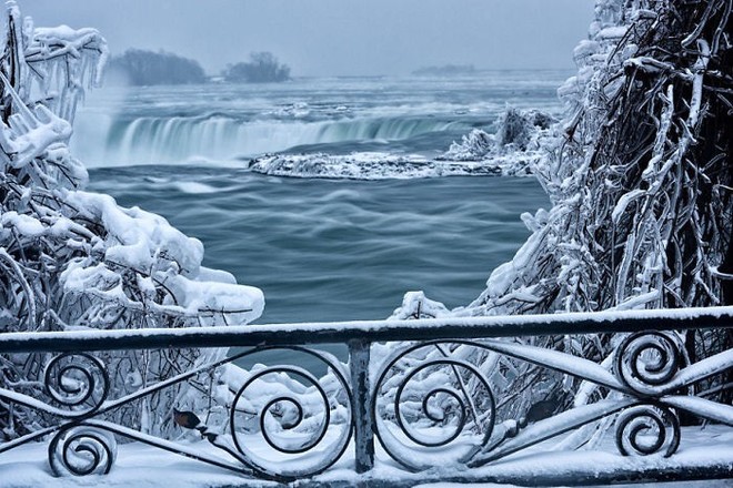 [Ảnh] Khung cảnh thác Niagara đóng băng trong đợt rét kỷ lục của nước Mỹ - Ảnh 1.