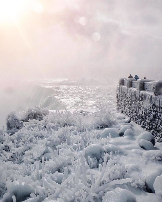 [Ảnh] Khung cảnh thác Niagara đóng băng trong đợt rét kỷ lục của nước Mỹ - Ảnh 2.