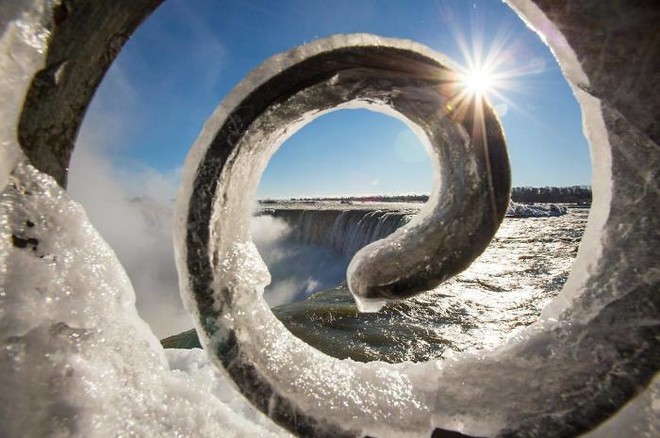 [Ảnh] Khung cảnh thác Niagara đóng băng trong đợt rét kỷ lục của nước Mỹ - Ảnh 4.
